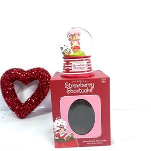 World of Strawberry Shortcake: Strawberry Shortcake Mini 3.5 Snow Globe